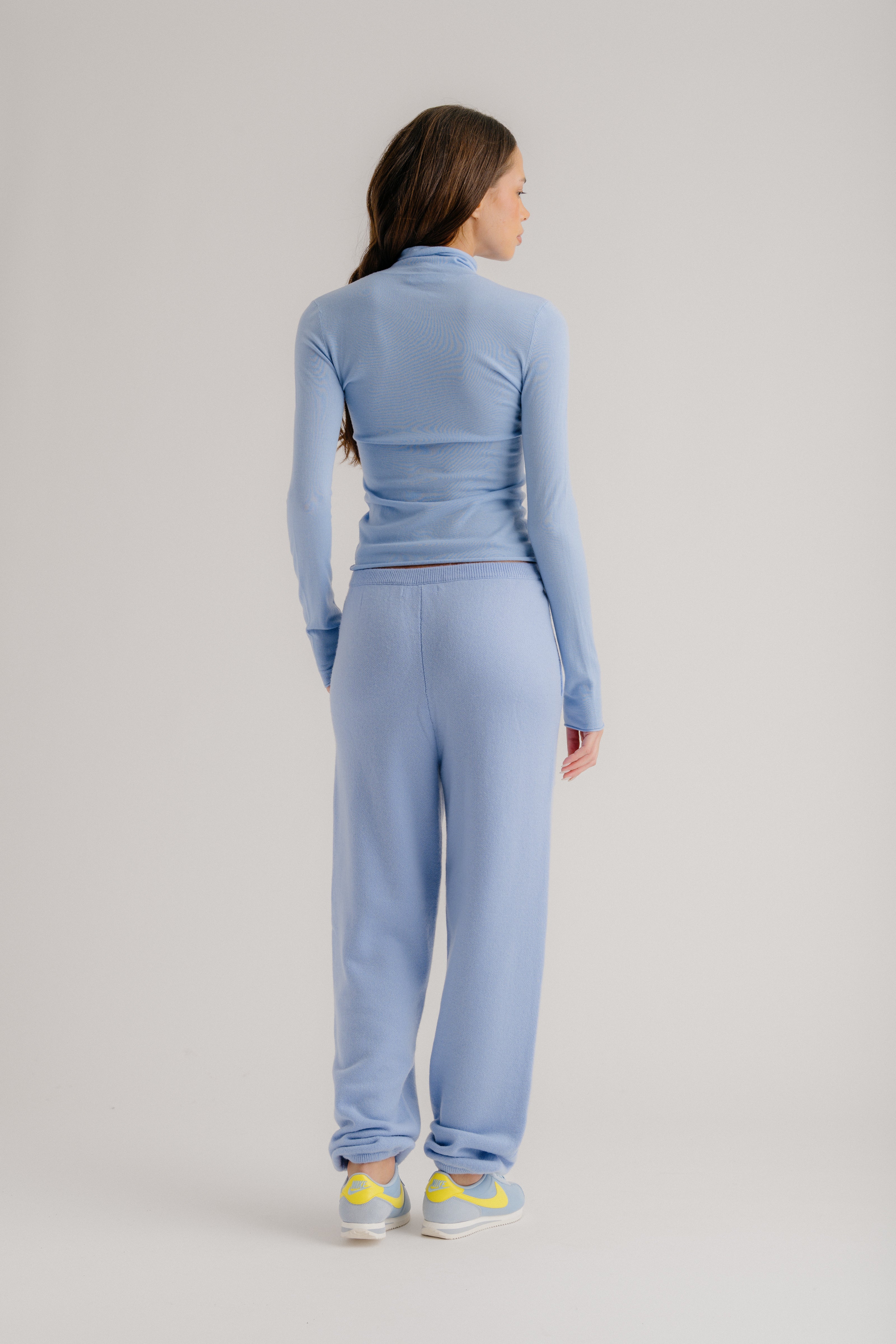 BELLE SLIM CASHMERE TURTLENECK | AZUREOUS
